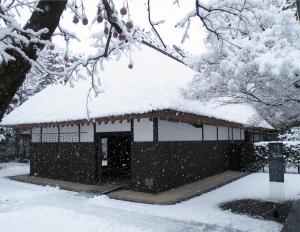 旧橋家住宅主屋の雪景色。茅葺屋根に雪が積もり白と黒の世界になります。