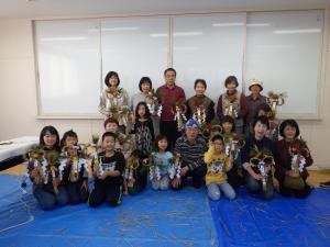 参加者全員、完成した松飾りを手に持って写真撮影