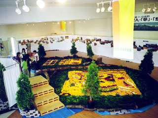 会場内の様子。花の絨毯画とパネル展示