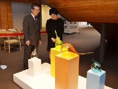 市役所一階に展示された三好さんの作品