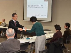 委員に委嘱書を渡す宮澤市長