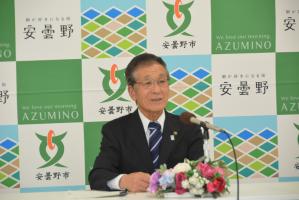 定例記者会見の様子