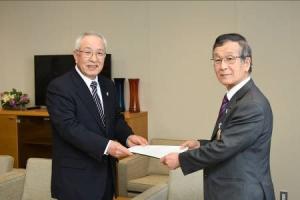 市区長会によるコミュニティマニュアルの提出の様子