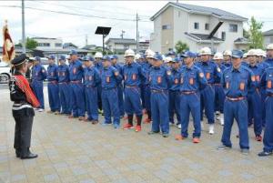 消防団を激励する宮澤市長