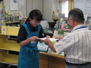 生坂中学校職場体験学習　図書館長から修了証の授与