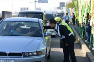 秋の交通安全運動　啓発活動をする宮澤市長