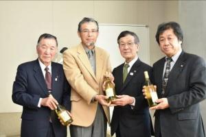 白ワイン寄贈の様子