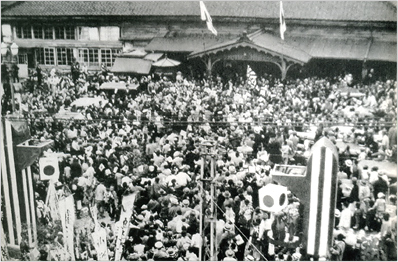 松本駅に集まった数万の群衆