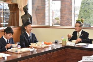 穂高東中で生徒と給食を食べる市長