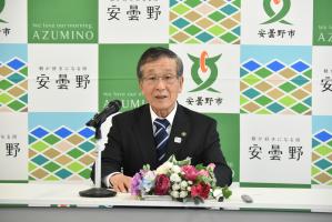 定例記者会見を行う市長