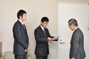 生徒から寄付を受け取る市長