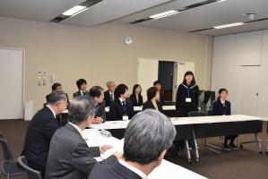 中学生ホームステイ出発激励式の様子