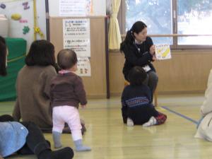 児童館での読み聞かせの様子　3月①