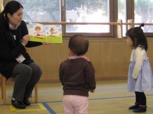 児童館での読み聞かせの様子　3月②