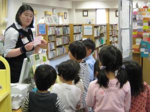 図書館見学ツアーにきた新一年生