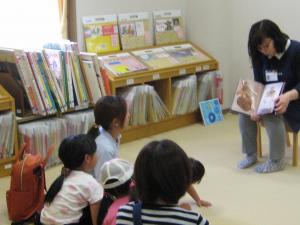 明科図書館　4月おはなし会の様子②