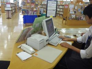 図書館の利用カードを作る生徒さん