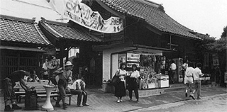 観光客でにぎわう穂高駅（昭和60年ごろ）
