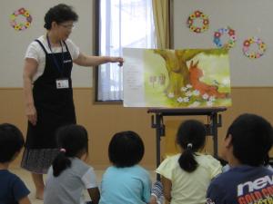 児童館でのおはなし会8月　伊藤館長