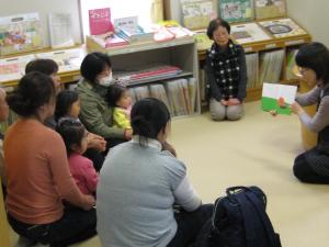 明科図書館おはなし会　おはなしカーニバルさんと親子連れ