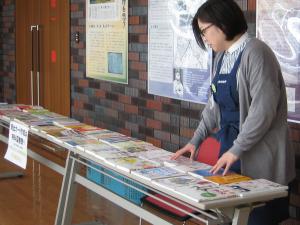 おでかけ図書館ブースの職員