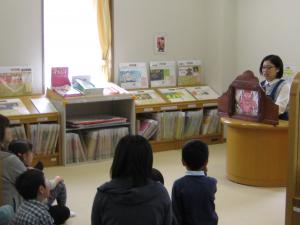 好き嫌い怪獣の紙芝居をきくこどもたち