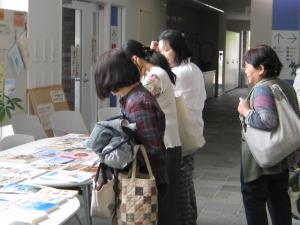 おでかけ図書館　本を見ている参加者