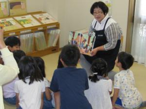 明南小学校3年生　おはなし会を体験する子どもたち