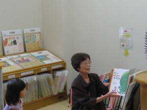 明科図書館7月のおはなし会の様子