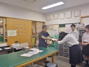 館長から修了書を渡される生徒さん