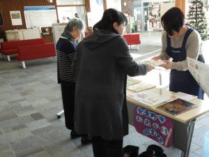 おでかけ図書館 借りていく利用者