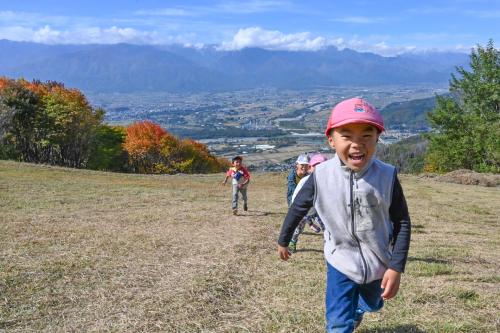 長峰山山頂で元気に遊ぶ園児たちの写真