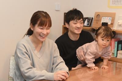 朝倉さんご家族がインタビューを受けている写真