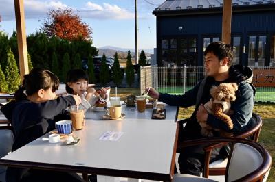 カフェで食事を楽しんでいる様子の写真