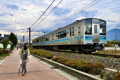 線路沿いを自転車で走っている写真