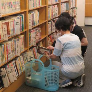 本を探す司書と参加者