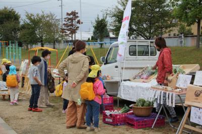 園庭に軽トラックが入り、とれたての野菜を販売しています。