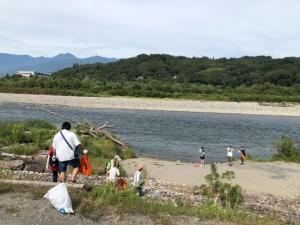 川沿いにはたくさんの宝が…