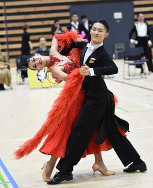 ダンスをする小林才時・小西乙愛ペア