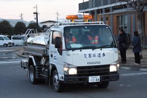 市役所を出発する給水車