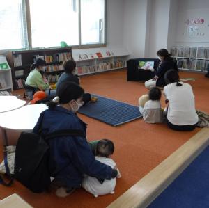 お母さんのの上でお話を聞く様子