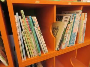 児童書コーナーテーマ展示　『みどりのせかい』　棚①