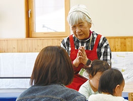 おもちゃの魅力を伝える田中さん