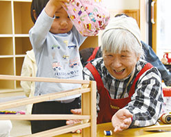 子どもと一緒におもちゃ遊びを楽しむ田中さん