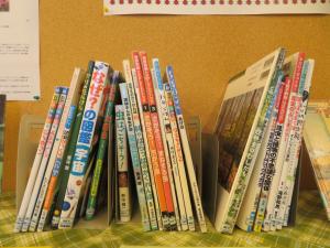 児童書コーナーテーマ展示裏　『うごきだせ！昆虫』　本