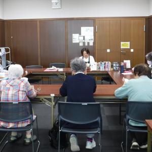輪読をする参加者たち