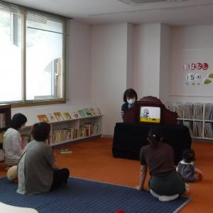紙芝居を楽しむ親子