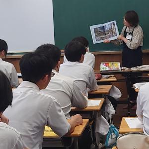 読み聞かせを聞く中学生