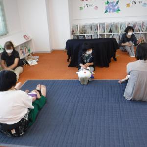 くすぐって遊ぶ親子