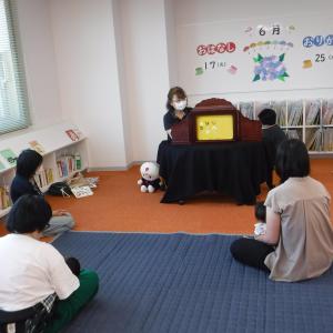 紙芝居を楽しむ親子